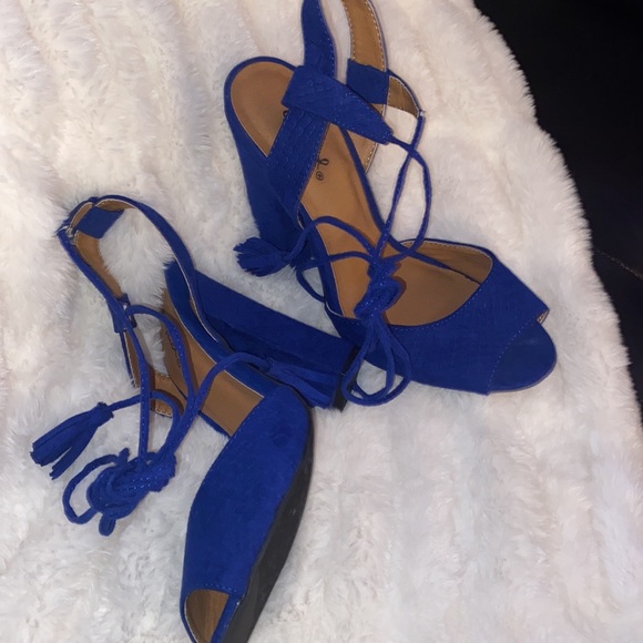 Blue heels! - Picture 2 of 4